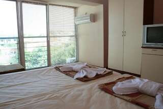Отель Hotel Hawaii Лозенец Двухместный номер с 1 кроватью или 2 отдельными кроватями (для 2 взрослых и 1 ребенка)-5